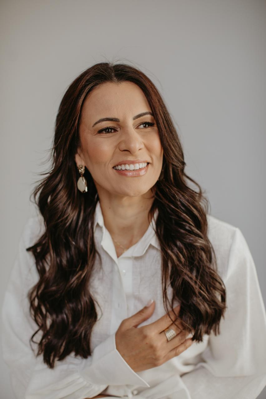 Alessandra por trás dos grupos VIP